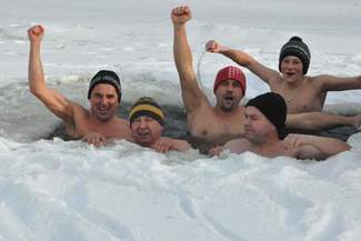 Krasnysytaw: Urzędnik i komendant polecają kąpiel w lodowatej wodzie