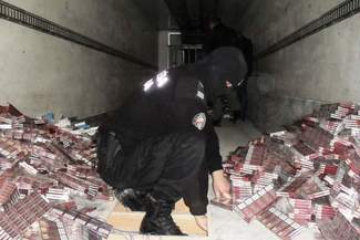 Przemytniczy rekord. 40 tys. paczek papierosów w ciężarówce-chłodni