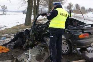 Krzywostok: Rozbił auto na drzewie i zginął