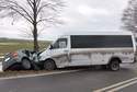 Opel zepchnął busa do rowu. Sześć osób poszkodowanych