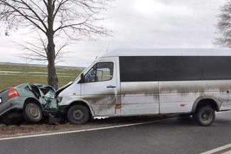 Opel zepchnął busa do rowu. Sześć osób poszkodowanych