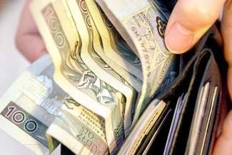 Kobieta znalazła portfel z ponad 10 tys. złotych. Zaniosła na policję