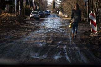 Mieszkańcy: Nasza ulica tonie w błocie, uszkodzonych kilka aut
