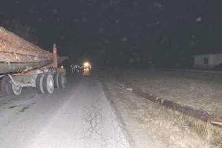 Kłoda spadła z transportu i uderzyła w rowerzystów. Trafili do szpitala