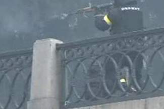 Ukraina: Milicjant strzela do demonstrantów z Kałasznikowa (wideo)