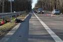 Motocyklista "przeleciał" nad przydrożną barierką