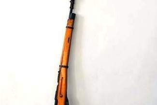 Założył bagnet na broń i po pijanemu spacerował poboczem drogi