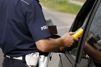 Pijany ojciec wiózł troje małych dzieci. Miał ponad dwa promile