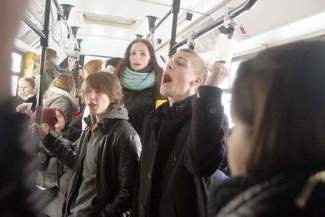 Koncert międzyprzystankowy. Chór zaśpiewał w autobusach (wideo)