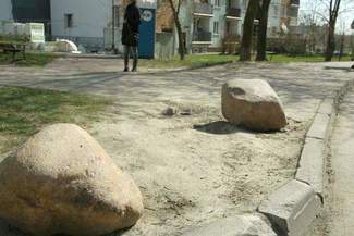 Czechów: Spółdzielnia rozłożyła głazy na trawnikach. Kierowcy wściekli