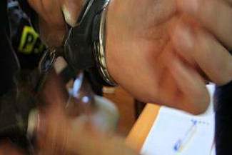 Policjanci musieli wezwać pomoc. Grozili im siekierą i chcieli pobić