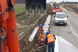 Chciał przekupić inspektorów. Potem im uciekł i pozbył się ładunku