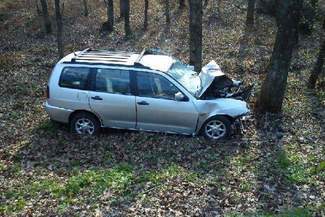 Wypadek w Święciu. Seat zjechał z drogi i uderzył w drzewo
