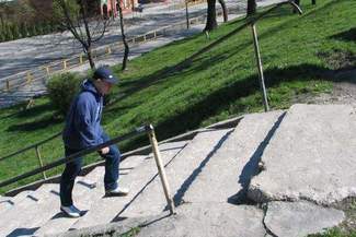 Potrzebny remont parku. Na razie wystarczy na schody