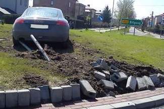 Tomaszów Lubelski: Kierowca audi TT "zaparkował" na środku ronda