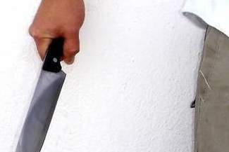 Groził nożem sprzedawczyni. Chciał dwa piwa