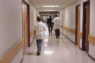 Lekarze zobaczyli siniaki na ciele dziecka. Ojciec usłyszał zarzuty