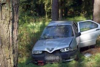 Hutki: Pijany kierowca wjechał w drzewo. Nie żyje jedna osoba