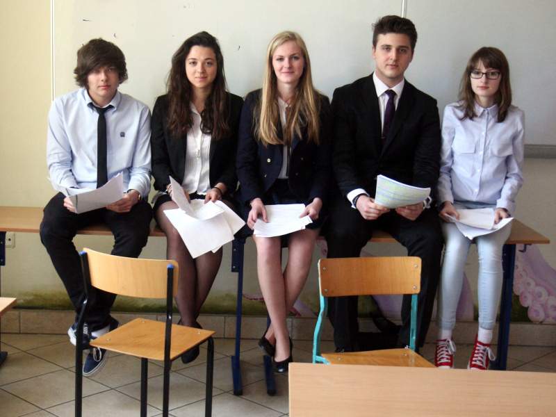 Od lewej: Wiktor Łukasik, Tina Radfar, Aleksandra Jarosz, Adam Bałys i Agata Piotrowska po egzaminie z języka angielskiego (Jacek Świerczyński)