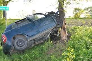 Nie zatrzymał się na skrzyżowaniu, wjechał w drzewo