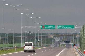 S17: Kradną i śmiecą na ekspresówce. Wyrzucają telewizory i wyrywają krzewy