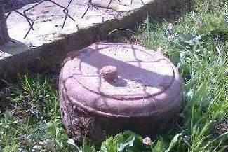 Sadził tuję w ogródku, znalazł minę przeciwpancerną