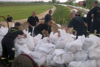 Zagrożenie powodziowe: Trwa umacnianie wałów przeciwpowodziowych