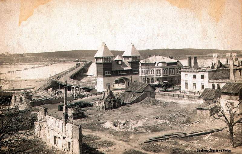 Widok na most austriacki, odbudowany budynek magistratu i zniszczoną zabudowę miejską, ok. 1918 r.  (Własność Zbigniewa Kiełba)