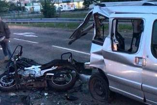 Ul. Hutnicza: Motocyklista uczył się jeździć. Uderzył w samochód i zginął (wideo)