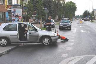 Kobieta zajechała drogę motocykliście. Trafił do szpitala