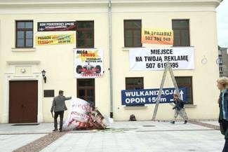 Kurczak z rożna, mega tuning, dom pogrzebowy. Skąd się wzięły banery na Centrum Kultury?