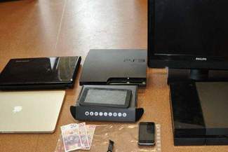 Włamali się do mieszkania. Ukradli konsole, laptopy i telewizor