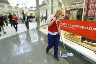 Dach w Felicity przeciekał. Lało się do misek i wiaderek