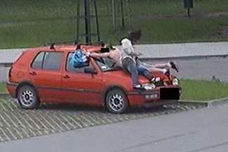 Rzucali się na maskę samochodu. Wpadli przez monitoring (wideo)