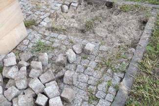 Dla zabawy zniszczyli chodnik