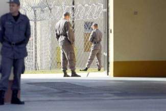 Ucieczka z więzienia niczym z Vabank. Uciekiniera podwiózł strażnik