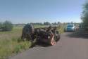 BMW wjechało w traktor. Maszyna dachowała