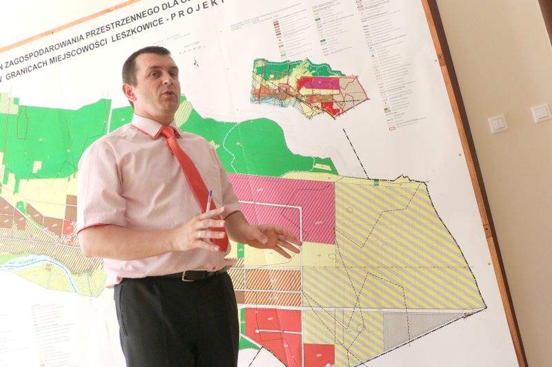 Nowy plan zagospodarowania przestrzennego gminy, który obecnie jest trakcie konsultacji społecznych pokazuje Krzysztof Karczmarz, wójt gminy Ostrówek (Wojciech Nieśpiałowski)