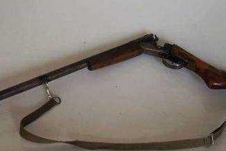 Po pijanemu i z bronią na ramieniu spacerował przez wieś