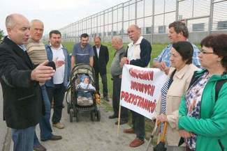 Protestowali na serwisówce przy S17. "Przystanki zbyt daleko od domów"