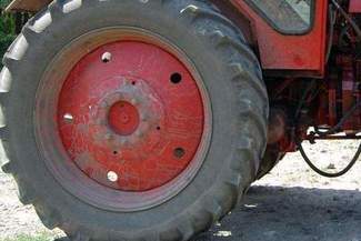 Jechał na przyczepie i wypadł na drogę. Zmarł w szpitalu