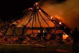 Masłomęcz: Spłonęła wielka chata w Wiosce Gotów (zdjęcia)