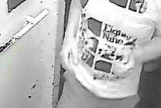 Obejmował dziewczynkę w windzie. Szuka go policja