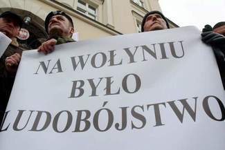 Pomnik jednak ze słowem "ludobójstwo"
