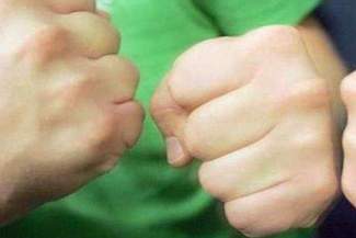 Pobili mężczyznę, bo zwrócił im uwagę. Skopali również jego syna