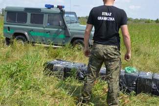 Porzucone pakunki z papierosami nad rzeką