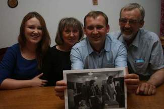 Agnieszka, Sabina, Łukasz i Leszek Grygliccy ze zdjęciem zrobionym 25 lat temu przez Jacka Mirosława (Paweł Buczkowski)