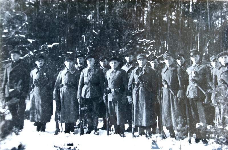 Patrol AK Puszczyka (stoi pierwszy z lewej) – okolice Bałtowa 1942 r.  (Stanisław Rodzoch, ps. Piorun)
