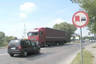 Osobowe na lewo, ciężarowe na prawo. W Chełmie tiry pojadą tylko pasem z wybojami