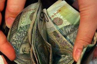 Wnuczka okradła babcię na przystanku. Zabrała jej 4,6 tys. zł